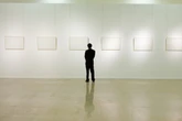 1 minuto faCome si certifica che un’opera è fatta dagli umani?Col proliferare di contenuti generati dalle intelligenze artificiali, sono nate diverse iniziative a questo scopo, finora con poco successo