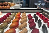 21 ore faSembra frutta, sa di frutta, non è fruttaI dolci a forma di fragola, lampone, limone e molto altro funzionano bene sui social e in Italia si trovano in sempre più pasticcerie