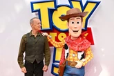 5 minuti faCelebripostCon Jennifer Lopez, Camila Mendez e Tom Hanks con Woody di "Toy Story"