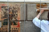 pochi secondi faI manifesti della Seconda guerra mondiale trovati dietro le vetrine di un negozio di Roma verranno conservati altrove