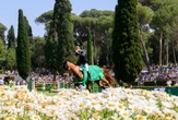 4 minuti faSaltare ostacoli con i cavalli a Villa Borghese, a RomaAl curatissimo torneo di Piazza di Siena partecipano ogni anno i migliori cavalieri e amazzoni del mondo, ma è meno elitario di come sembra