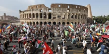 Le foto delle due manifestazioni a Roma contro il riarmo e la guerraPartivano da slogan simili, ma le modalità sono state un po' diverse; la comunità palestinese ha partecipato a entrambe