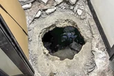 4 minuti faLe foto della banca di Napoli dopo la rapina da filmOltre al grosso buco nel pavimento da cui sono passati, i rapinatori hanno lasciato decine di cassette di sicurezza vuote