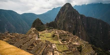 3 minuti faUna protesta sta bloccando centinaia di turisti a Machu PicchuContro la gestione dei servizi di trasporto: 1.400 sono stati evacuati, e ora le autorità suggeriscono ai rimanenti di andarsene a piedi