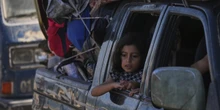 2 minuti faAndarsene dalla città di Gaza, di nuovoCon l’inizio dell’occupazione israeliana centinaia di migliaia di civili palestinesi si stanno spostando per l’ennesima volta, portando con sé tutto ciò che hanno