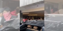 1 minuto faIn Indonesia decine di persone hanno fatto irruzione a casa di un parlamentare e l’hanno saccheggiata