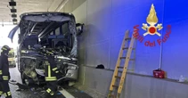Un pullman di bambini in gita ha si è scontrato con un camion a Lomazzo, in provincia di Como: la maestra che li accompagnava è morta