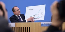 In Germania sono aumentati ancora i reati con motivazioni politicheSoprattutto quelli legati all’estremismo di destra, e non è il primo anno che succede: un po' di dati messi in fila