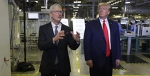 Apple non sa più come prendere TrumpTim Cook era riuscito a costruire un rapporto privilegiato, ma ora gli si sta ritorcendo contro