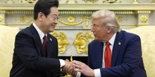 pochi secondi faUn altro incontro alla Casa Bianca prevedibilmente imprevedibileÈ stato quello fra Trump e il presidente sudcoreano Lee Jae Myung, che ha fatto di tutto per evitare un nuovo «momento Zelensky»