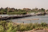 4 minuti faLa città siriana divisa in due: i curdi da una parte, gli arabi dall’altraDeir Ezzor è un po' come Berlino durante la Guerra Fredda: qui il governo siriano di Ahmad al Sharaa e i curdi stanno cercando di evitare una nuova guerra