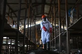 4 minuti faL’ebola è solo il più recente dei problemi della Repubblica Democratica del CongoLa gestione dell'epidemia è complicata da decenni di scontri e violenze e dai tagli agli aiuti umanitari dei paesi ricchi