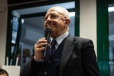 4 minuti faVincenzo De Luca è di nuovo il nuovo sindaco di SalernoÈ la quinta volta dal 1993 e ha vinto con un netto divario sugli avversari, senza il sostegno esplicito di nessun grosso partito
