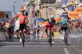4 minuti faIl Giro d’Italia, Milano, le buche e le motoLa tappa di domenica ha avuto un finale avvincente, ma anche un paio di polemiche