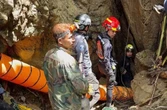 2 minuti faIn Laos c’è una grande operazione per soccorrere sette persone bloccate in una grotta da quasi una settimana