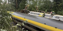 1 minuto faDiverse persone sono morte in un incidente ferroviario in GermaniaUn treno è uscito dai binari in un tratto boscoso in cui c'era appena stato un temporale: non si sa cosa abbia causato l'incidente e ci sono anche diversi feriti
