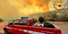 2 minuti faUn incendio ha raggiunto una spiaggia vicino a Villasimius, in Sardegna, e le persone sono dovute scappare in barca
