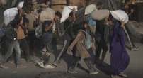 3 minuti faC’è stato un minuscolo lancio aereo di cibo sulla Striscia di GazaIsraele ha annunciato la sospensione dei bombardamenti e l’apertura di accessi per i rifornimenti via terra, ma la situazione per la popolazione resta gravissima