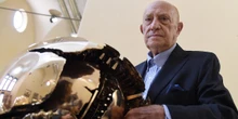 È morto lo scultore Arnaldo PomodoroAveva 98 anni ed era famoso in Italia e nel mondo per le sue grandi opere, spesso in bronzo e spesso sfere
