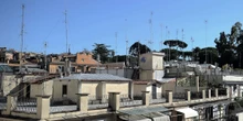 Il piano di Roma per diminuire il numero di antenne sui tettiSecondo una vecchia stima solo quelle per la TV potrebbero essere più di un milione, per la metà inutilizzate