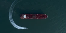 L’importante stretto commerciale che l’Iran minaccia chiudereQuello di Hormuz, nel mar Arabico: è centrale per i commerci di petrolio e gas naturale, l'Iran ne controlla una parte e l'ha già usato per fare pressioni su vari paesi