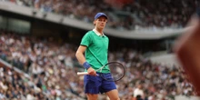 Jannik Sinner è in finale al Roland Garros per la prima volta in carrieraGiocherà contro Carlos Alcaraz, dopo aver battuto in semifinale Novak Djokovic