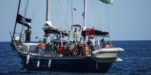 Una piccola nave sta provando a consegnare cibo e beni essenziali a GazaÈ partita domenica dal porto di Catania, Israele ha detto che non la farà attraccare, e a bordo c'è anche Greta Thunberg
