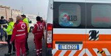 Un pullman con a bordo decine di bambini in gita scolastica si è scontrato con un tir tra Lazio e Campania: ci sono diversi feriti