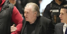 Gérard Depardieu è stato condannato per aggressione sessualeNei confronti di due donne: è l'attore più famoso a essere stato accusato in Francia dall’inizio del movimento #MeToo