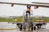 2 minuti faNegli aeroporti di Milano Linate, Venezia, Treviso e Bologna sono state attivate alcune limitazioni ai rifornimenti degli aerei