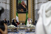 3 minuti faGiorgia Meloni è in cerca di gas e petrolio nel Golfo PersicoDopo essere stata in Arabia Saudita proseguirà gli incontri in Qatar ed Emirati Arabi Uniti, nel tentativo di assicurare nuovi rifornimenti per l'Italia