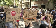 Le città spagnole contro il turismo di massaCi sono state proteste a Granada, San Sebastián, Palma di Maiorca e soprattutto a Barcellona, dove tutti chiedono le stesse cose