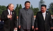 3 minuti faCosa ci dice questa fotoFino a qualche anno fa era impensabile vedere insieme Xi Jinping, Vladimir Putin e Kim Jong Un: ed è soprattutto una vittoria per l'ultimo
