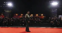 1 minuto faLe foto di martedì a VeneziaCon quelli di "A House of Dynamite" di Kathryn Bigelow e del film fuori concorso "Dead Man’s Wire" di Gus Van Sant