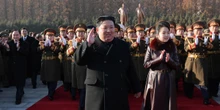 1 minuto faCosa si sa di Kim Ju Ae, probabile erede di Kim Jong UnÈ l’unica figlia del dittatore nordcoreano di cui il regime abbia confermato l’esistenza: si è vista alla parata militare a Pechino