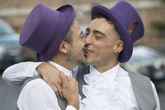 3 minuti faDieci anni di unioni civiliDal 2016 quasi 22mila coppie dello stesso sesso hanno potuto riconoscere legalmente la propria unione, ma hanno ancora molti problemi soprattutto sui figli