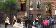 La proprietaria della casa di Carrie Bradshaw a Manhattan non ce la fa piùHa chiesto di costruire un cancello per tenere alla larga i turisti e fan di 