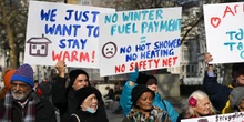 Il governo britannico rivedrà la sua impopolare decisione di ridurre i sussidi per aiutare i pensionati a pagare le bollette invernali