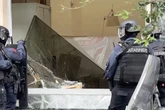 3 minuti faLa rapina da film in una banca di NapoliCon 25 ostaggi, decine di cassette di sicurezza aperte e la fuga da un cunicolo sotterraneo
