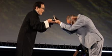 pochi secondi faJackie Chan ora è un beniamino dei festival di cinemaA Locarno l'attore che reinventò il cinema di arti marziali di Hong Kong ha ricevuto il premio alla carriera tra grandi onori