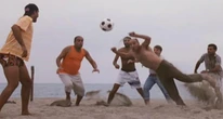 3 minuti faTedesca, mundialito, footvolleyE altri modi per giocare a calcio in spiaggia, stando attenti a non subire gol di spalletta
