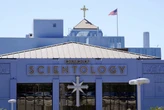 3 minuti faLe irruzioni nelle chiese di Scientology per filmare il più possibileSono avvenute a Los Angeles e in altre città statunitensi, documentate con dei video su TikTok