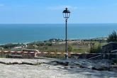 4 minuti faLa frana di Petacciato vista da vicinoSi può osservare bene dal belvedere sulla costa molisana e abruzzese: gli abitanti sono costretti a conviverci da decenni