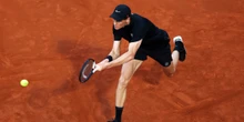 Jannik Sinner ha ricominciato bene, dopo la squalificaDopo tre mesi ha vinto agevolmente la sua prima partita agli Internazionali di Roma