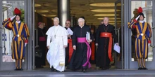 Leone XIV troverà una Curia con molti più laiciÈ l’effetto più visibile della riforma di papa Francesco, che ha cambiato parecchio il governo della Chiesa per migliorarne i conti e non solo