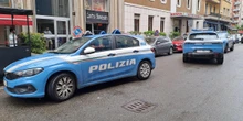 Un uomo è stato accoltellato a Milano: la polizia cerca il presunto aggressore, un detenuto con permesso di lavoro esterno