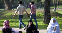 In India è normale tenersi per mano tra uomini eterosessualiÈ un gesto di amicizia e non ha connotazioni romantiche, che invece potrebbero rappresentare un problema