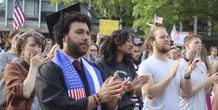 Trump ha sospeso la richiesta di visti per studenti stranieriÈ una decisione che si inserisce nella più vasta campagna del governo statunitense contro le università del paese