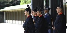 4 minuti faLa famiglia imperiale giapponese ha un problema coi suoi maschiSono gli unici che possono ereditare il trono ma sono troppo pochi, cosa che rischia di interrompere la dinastia