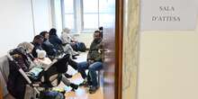 Per ora le lunghe code fuori dall’ufficio immigrazione di Torino sono finiteDi problemi invece ce ne sono ancora, ma almeno nella nuova sede si può attendere il proprio turno all'interno